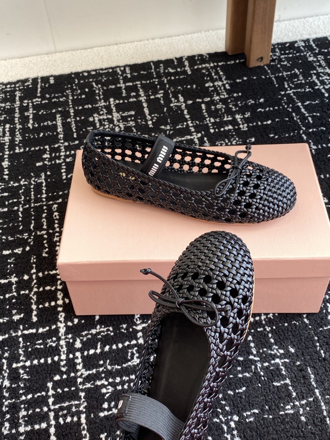 代购级
Miu Miu 缪缪 25ss 春夏季新款 网面芭蕾舞鞋  

缪家以芭蕾的灵动意韵融于日常. 