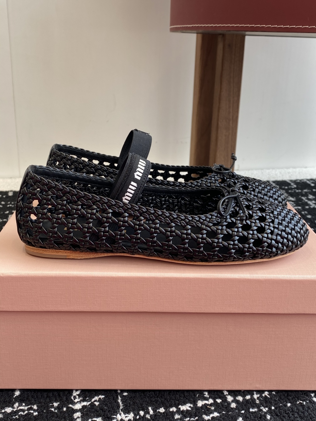 代购级
Miu Miu 缪缪 25ss 春夏季新款 网面芭蕾舞鞋  

缪家以芭蕾的灵动意韵融于日常. 