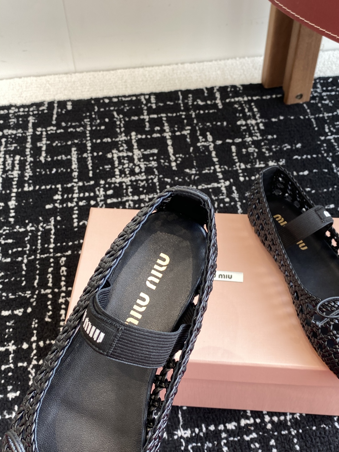代购级
Miu Miu 缪缪 25ss 春夏季新款 网面芭蕾舞鞋  

缪家以芭蕾的灵动意韵融于日常. 