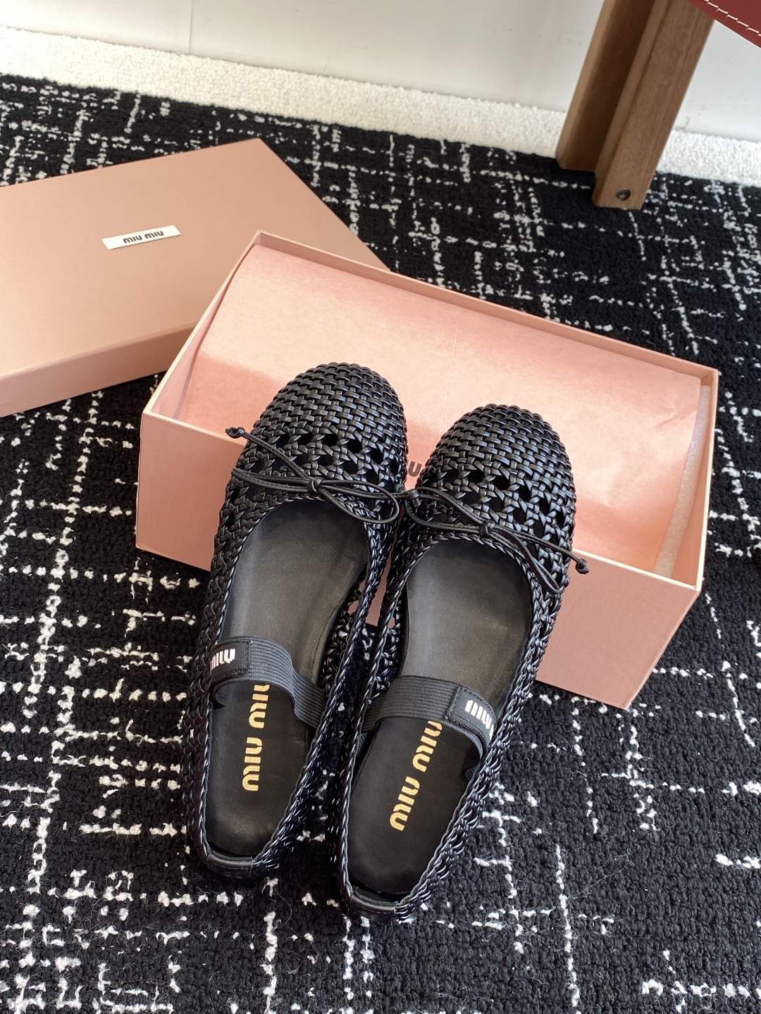代购级
Miu Miu 缪缪 25ss 春夏季新款 网面芭蕾舞鞋  

缪家以芭蕾的灵动意韵融于日常. 