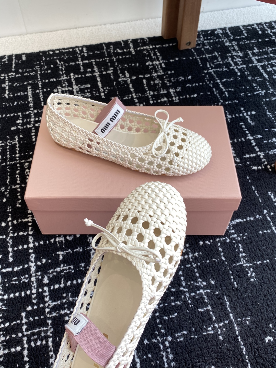 代购级
Miu Miu 缪缪 25ss 春夏季新款 网面芭蕾舞鞋  

缪家以芭蕾的灵动意韵融于日常. 
