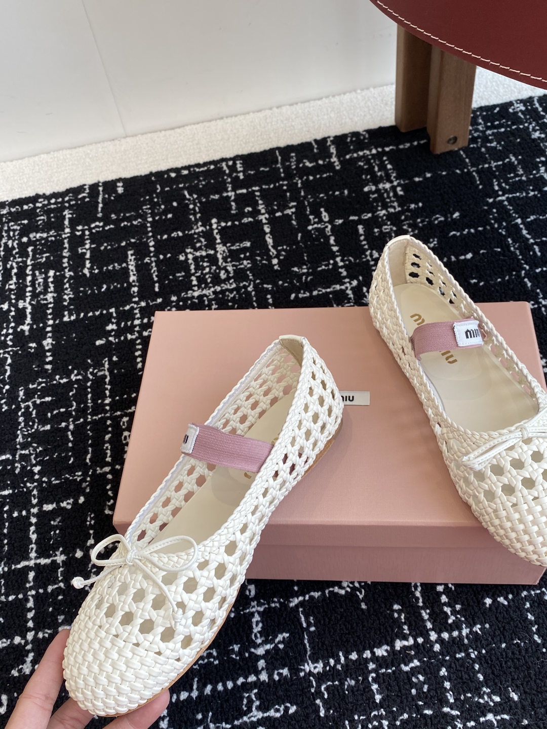 代购级
Miu Miu 缪缪 25ss 春夏季新款 网面芭蕾舞鞋  

缪家以芭蕾的灵动意韵融于日常. 