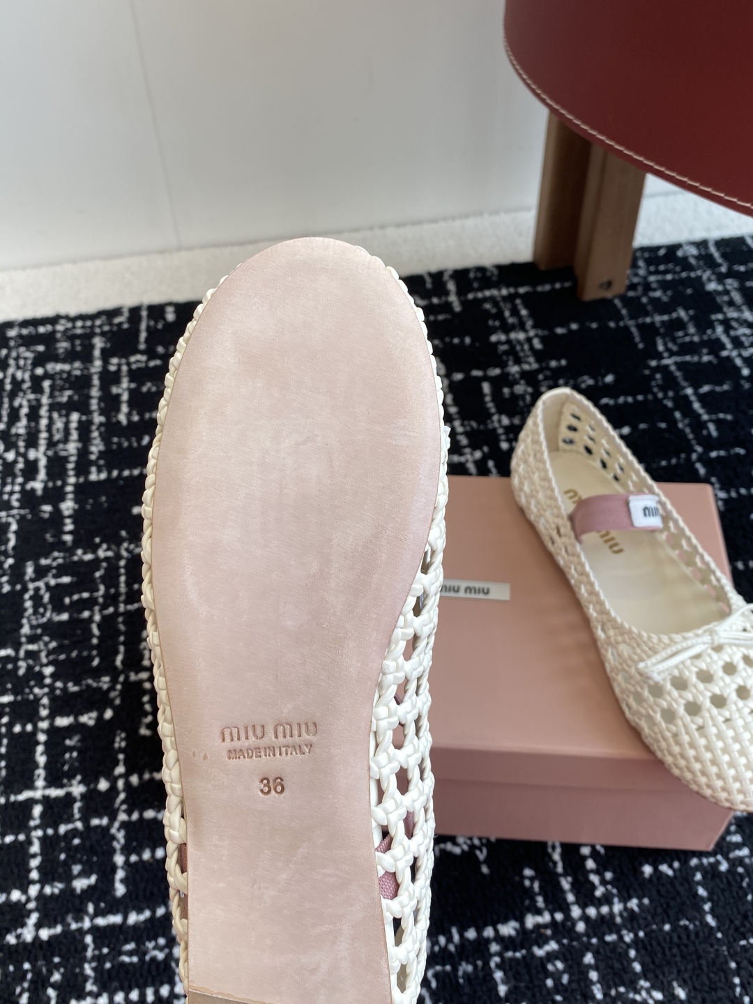 代购级
Miu Miu 缪缪 25ss 春夏季新款 网面芭蕾舞鞋  

缪家以芭蕾的灵动意韵融于日常. 