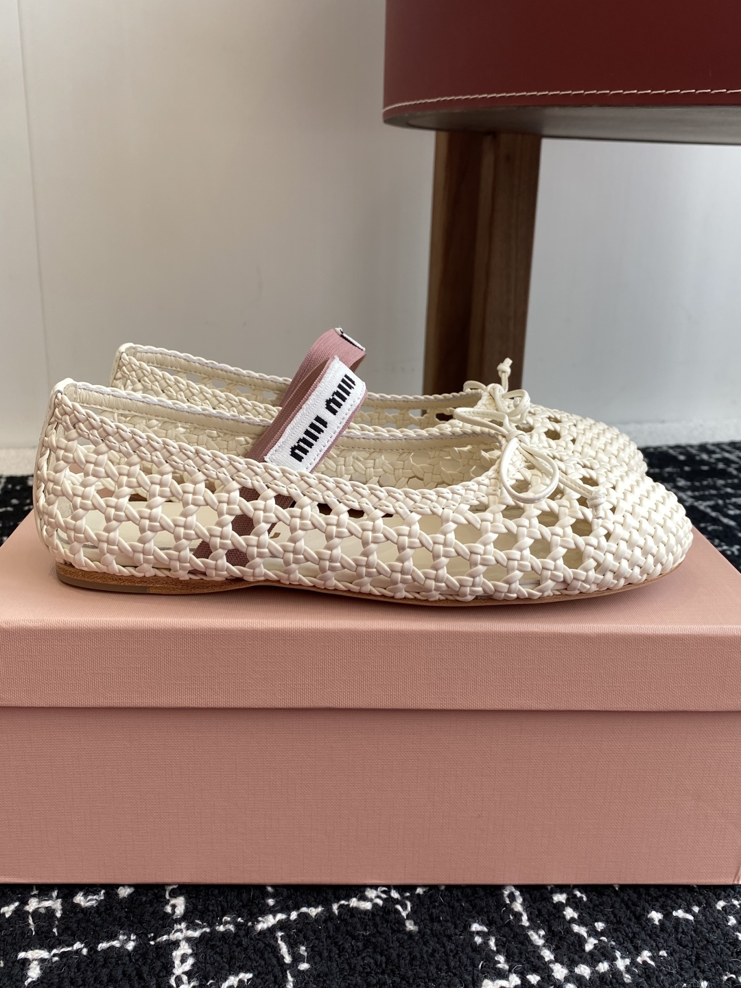 代购级
Miu Miu 缪缪 25ss 春夏季新款 网面芭蕾舞鞋  

缪家以芭蕾的灵动意韵融于日常. 