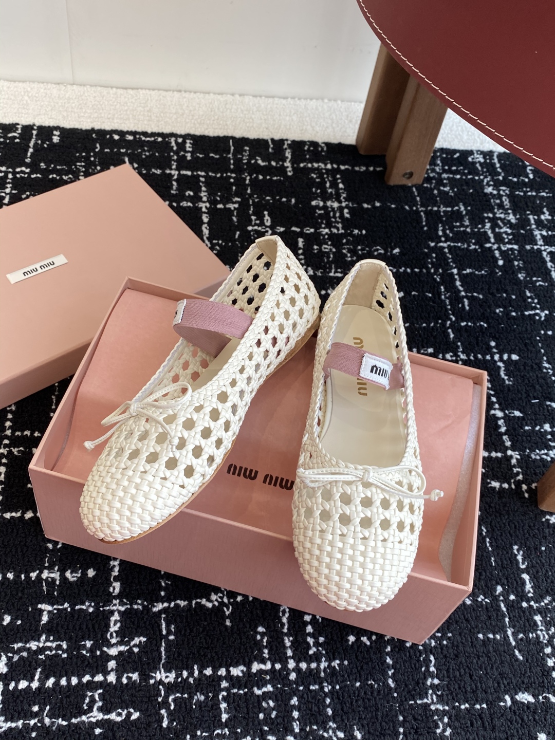 代购级
Miu Miu 缪缪 25ss 春夏季新款 网面芭蕾舞鞋  

缪家以芭蕾的灵动意韵融于日常. 