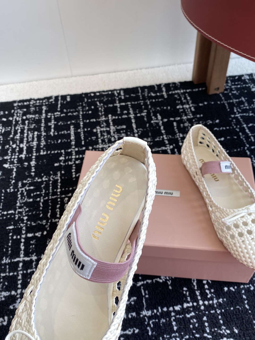 代购级
Miu Miu 缪缪 25ss 春夏季新款 网面芭蕾舞鞋  

缪家以芭蕾的灵动意韵融于日常. 