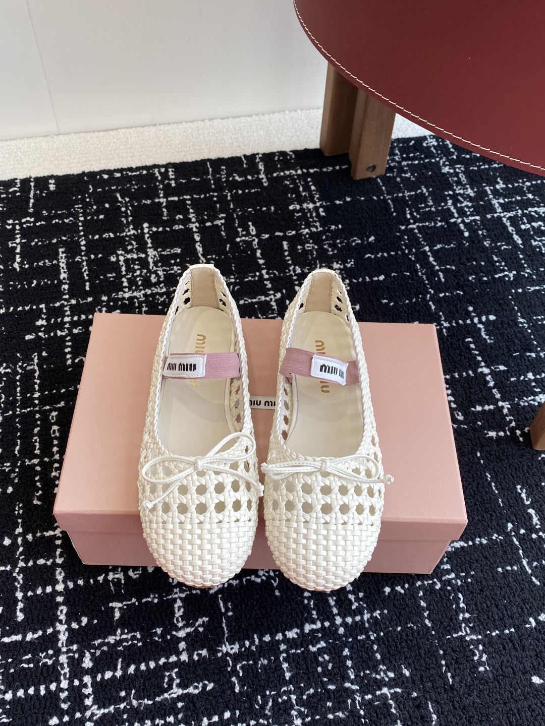 代购级
Miu Miu 缪缪 25ss 春夏季新款 网面芭蕾舞鞋  

缪家以芭蕾的灵动意韵融于日常. 