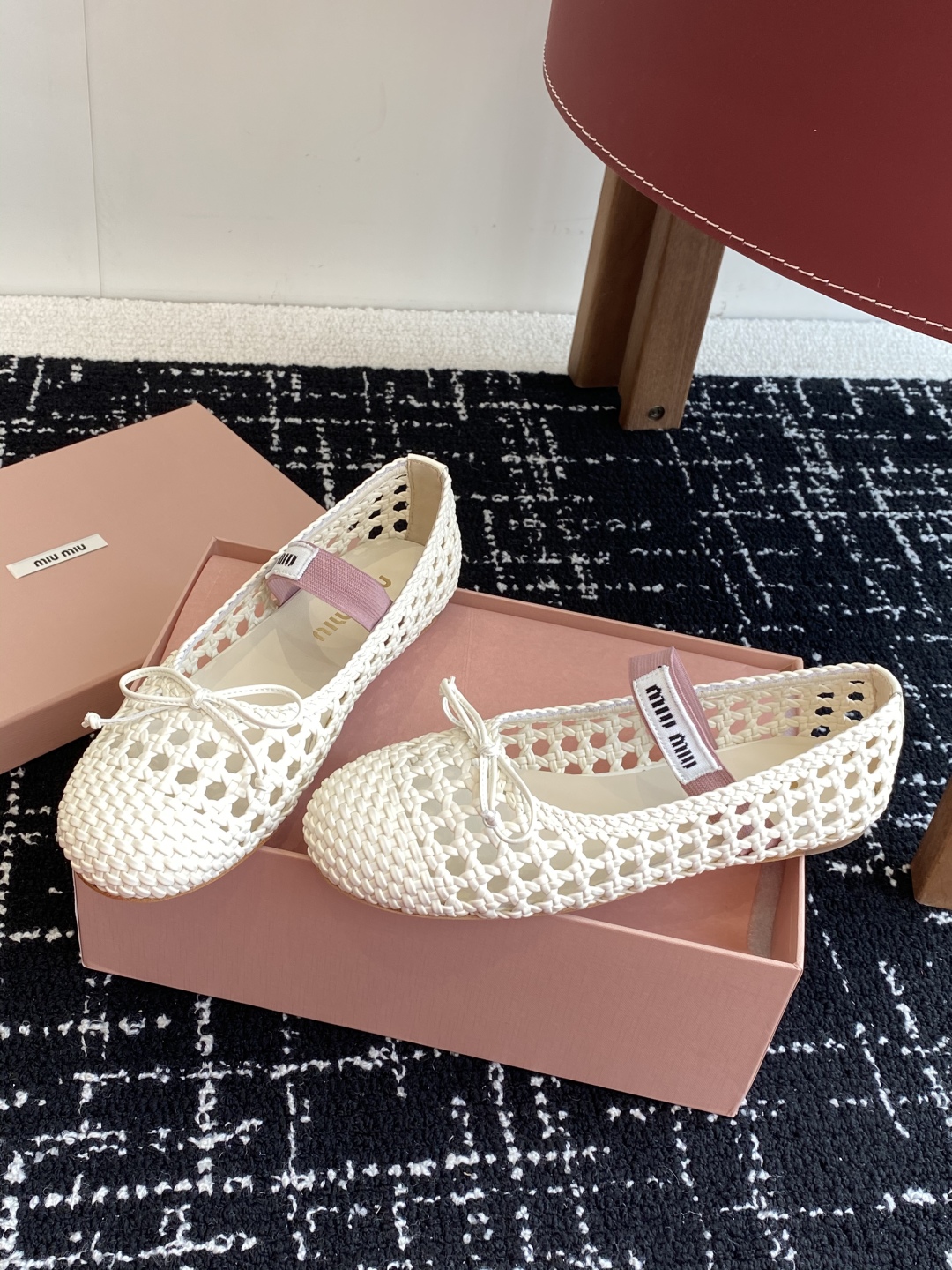 代购级
Miu Miu 缪缪 25ss 春夏季新款 网面芭蕾舞鞋  

缪家以芭蕾的灵动意韵融于日常. 