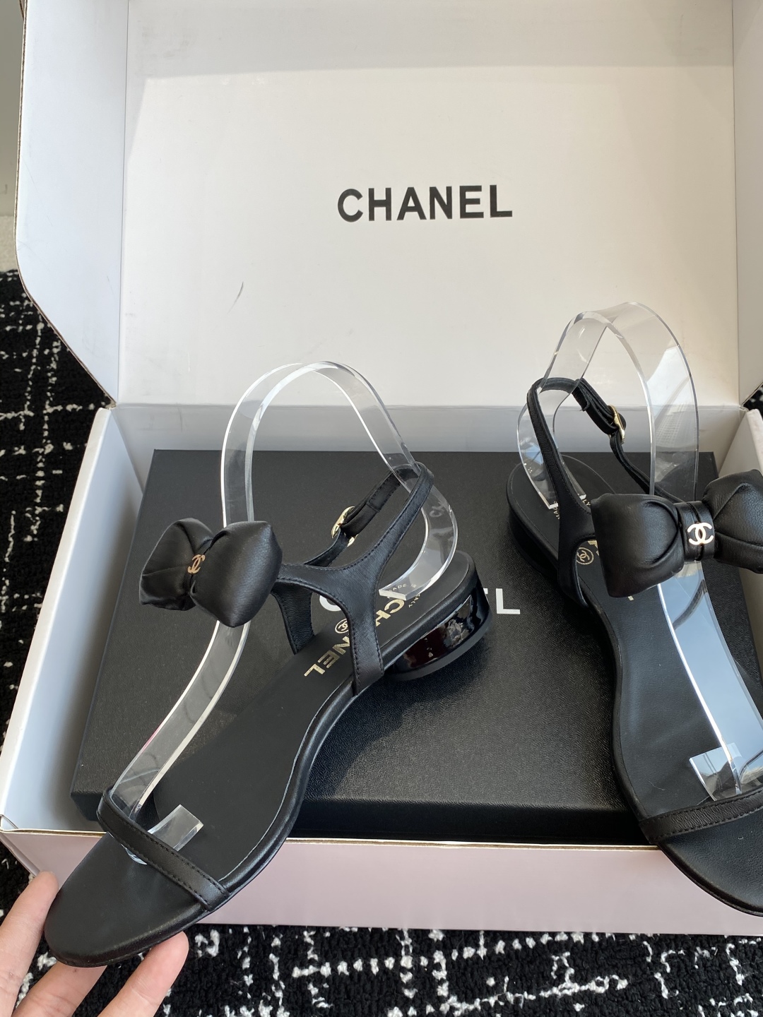 代购级
chanel 小香25ss 春夏 蝴蝶结凉鞋新品，手工包扎的羊皮立体的蝴蝶结，鼓鼓囊囊的，甚是可