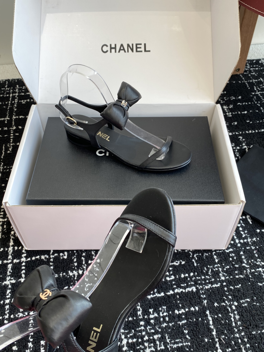 代购级
chanel 小香25ss 春夏 蝴蝶结凉鞋新品，手工包扎的羊皮立体的蝴蝶结，鼓鼓囊囊的，甚是可
