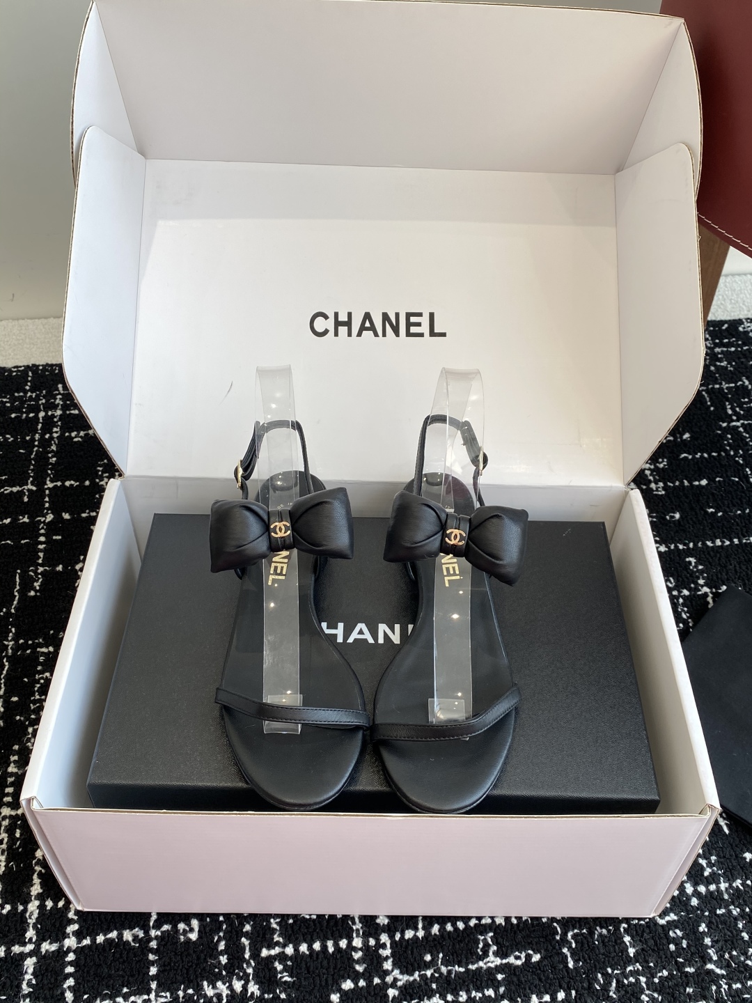 代购级
chanel 小香25ss 春夏 蝴蝶结凉鞋新品，手工包扎的羊皮立体的蝴蝶结，鼓鼓囊囊的，甚是可