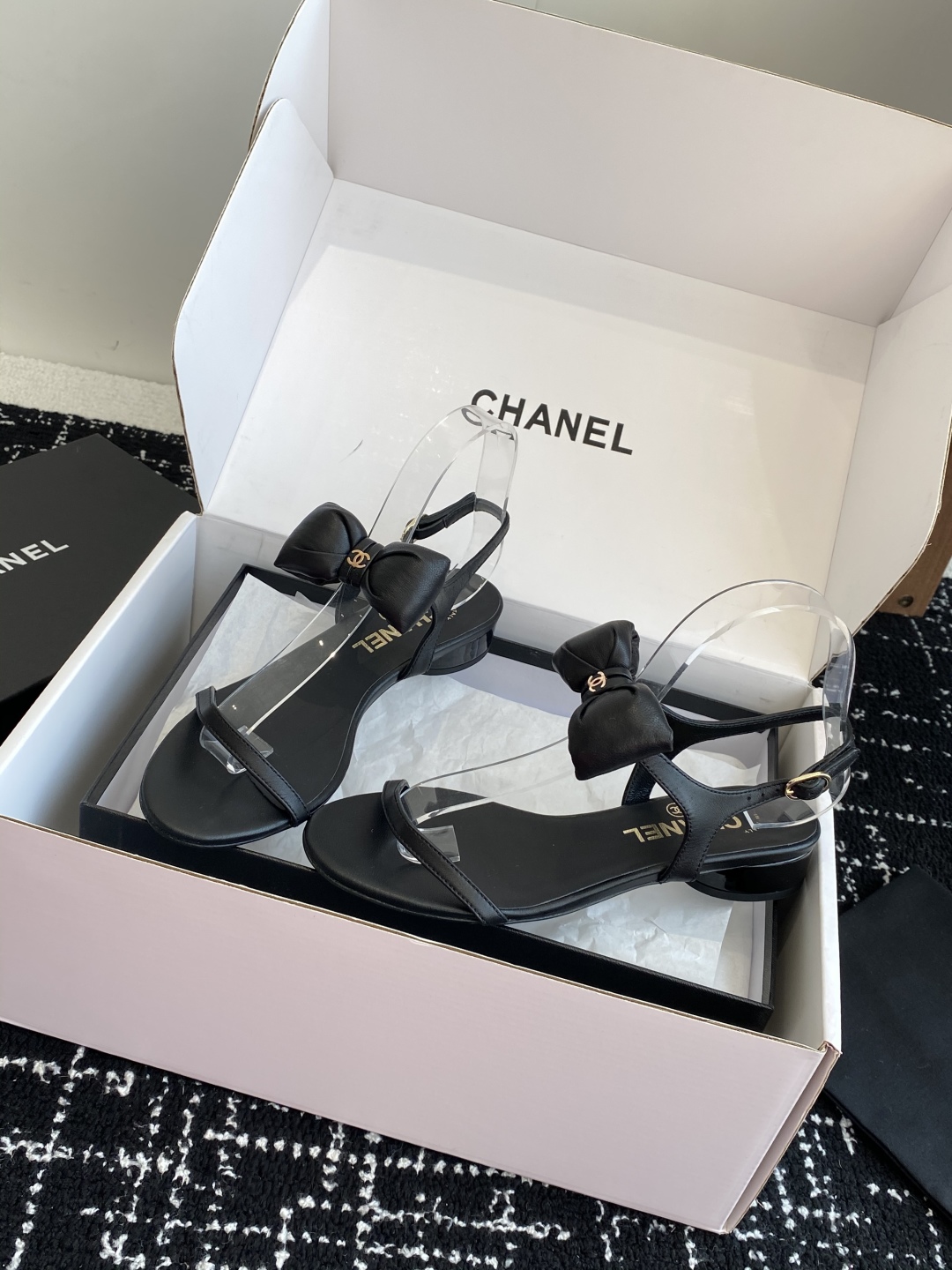 代购级
chanel 小香25ss 春夏 蝴蝶结凉鞋新品，手工包扎的羊皮立体的蝴蝶结，鼓鼓囊囊的，甚是可