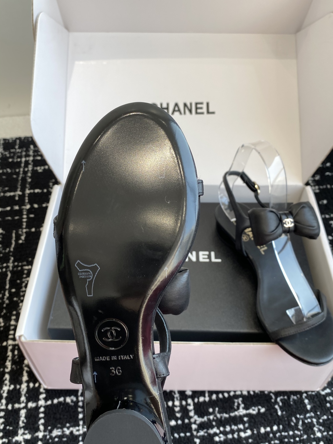 代购级
chanel 小香25ss 春夏 蝴蝶结凉鞋新品，手工包扎的羊皮立体的蝴蝶结，鼓鼓囊囊的，甚是可