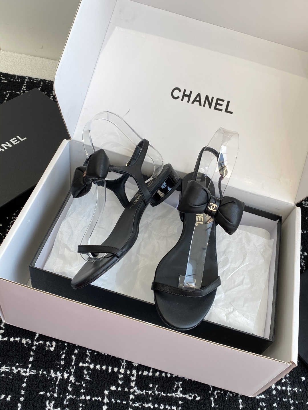 代购级
chanel 小香25ss 春夏 蝴蝶结凉鞋新品，手工包扎的羊皮立体的蝴蝶结，鼓鼓囊囊的，甚是可