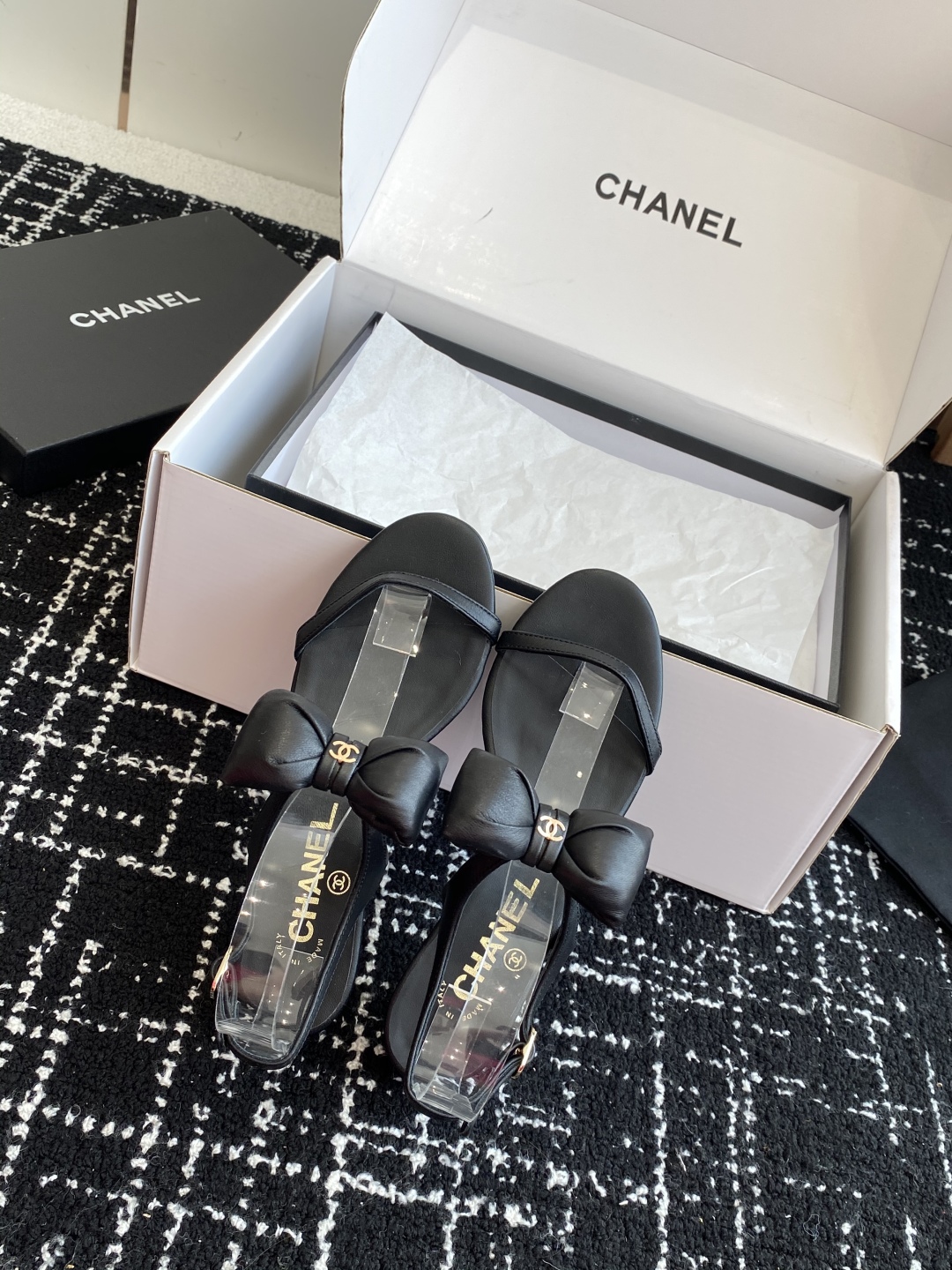 代购级
chanel 小香25ss 春夏 蝴蝶结凉鞋新品，手工包扎的羊皮立体的蝴蝶结，鼓鼓囊囊的，甚是可