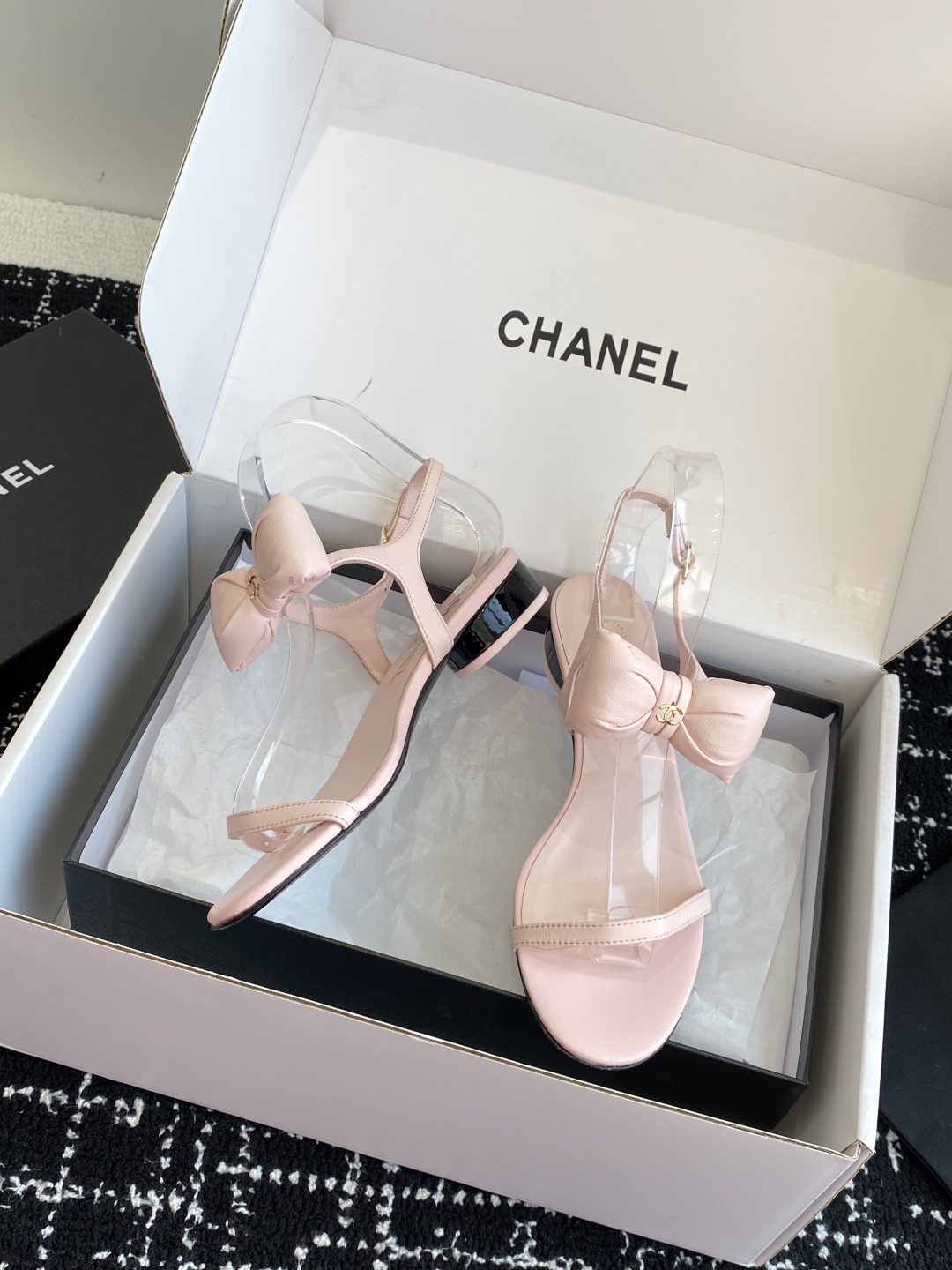 代购级
chanel 小香25ss 春夏 蝴蝶结凉鞋新品，手工包扎的羊皮立体的蝴蝶结，鼓鼓囊囊的，甚是可