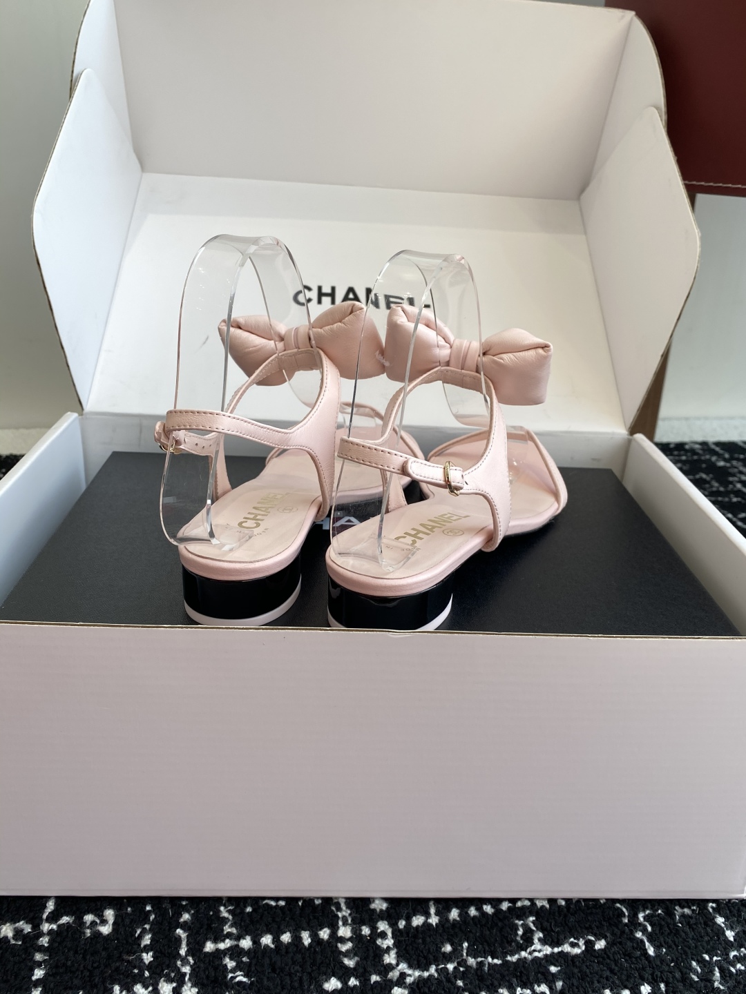代购级
chanel 小香25ss 春夏 蝴蝶结凉鞋新品，手工包扎的羊皮立体的蝴蝶结，鼓鼓囊囊的，甚是可
