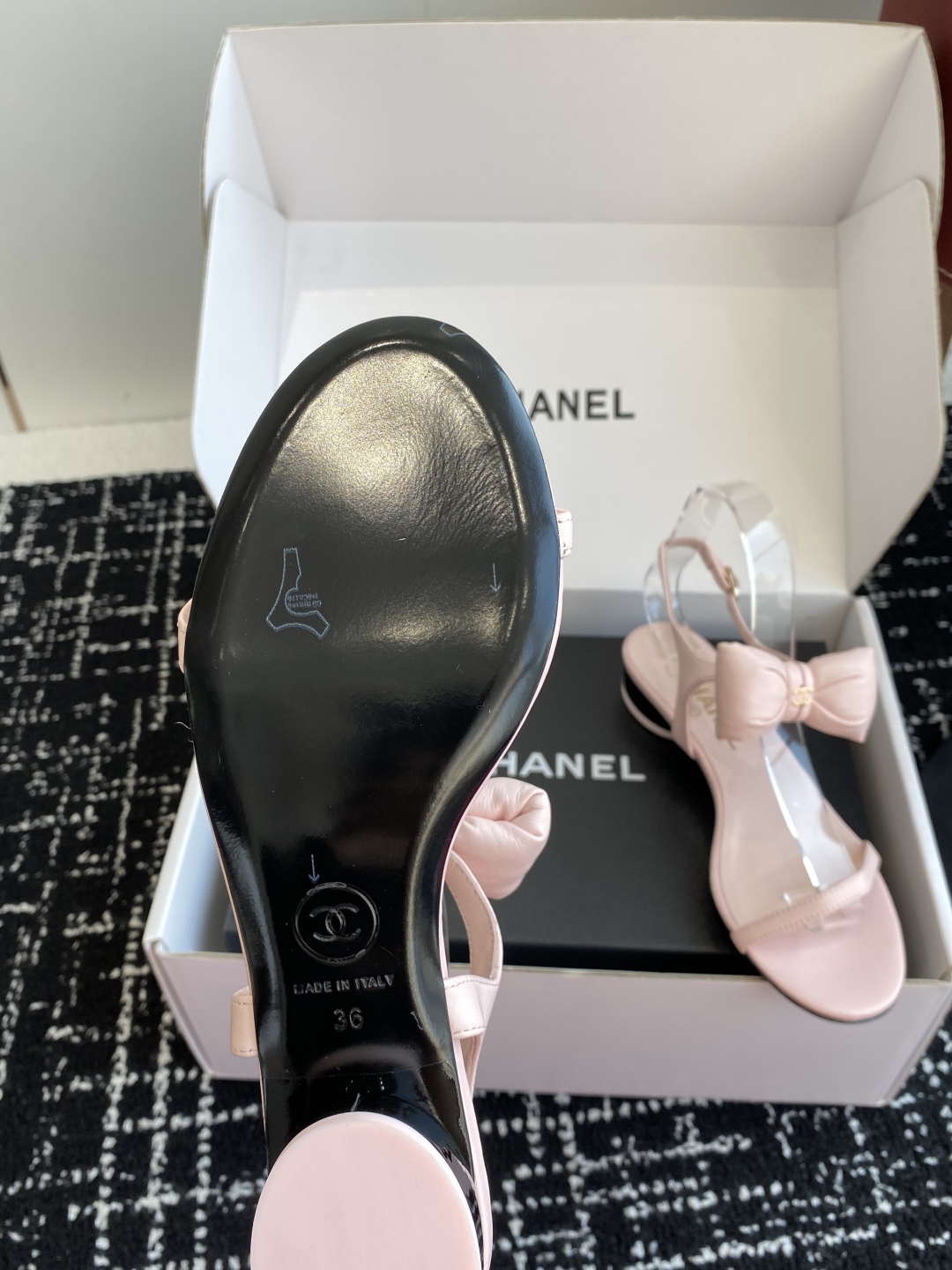 代购级
chanel 小香25ss 春夏 蝴蝶结凉鞋新品，手工包扎的羊皮立体的蝴蝶结，鼓鼓囊囊的，甚是可
