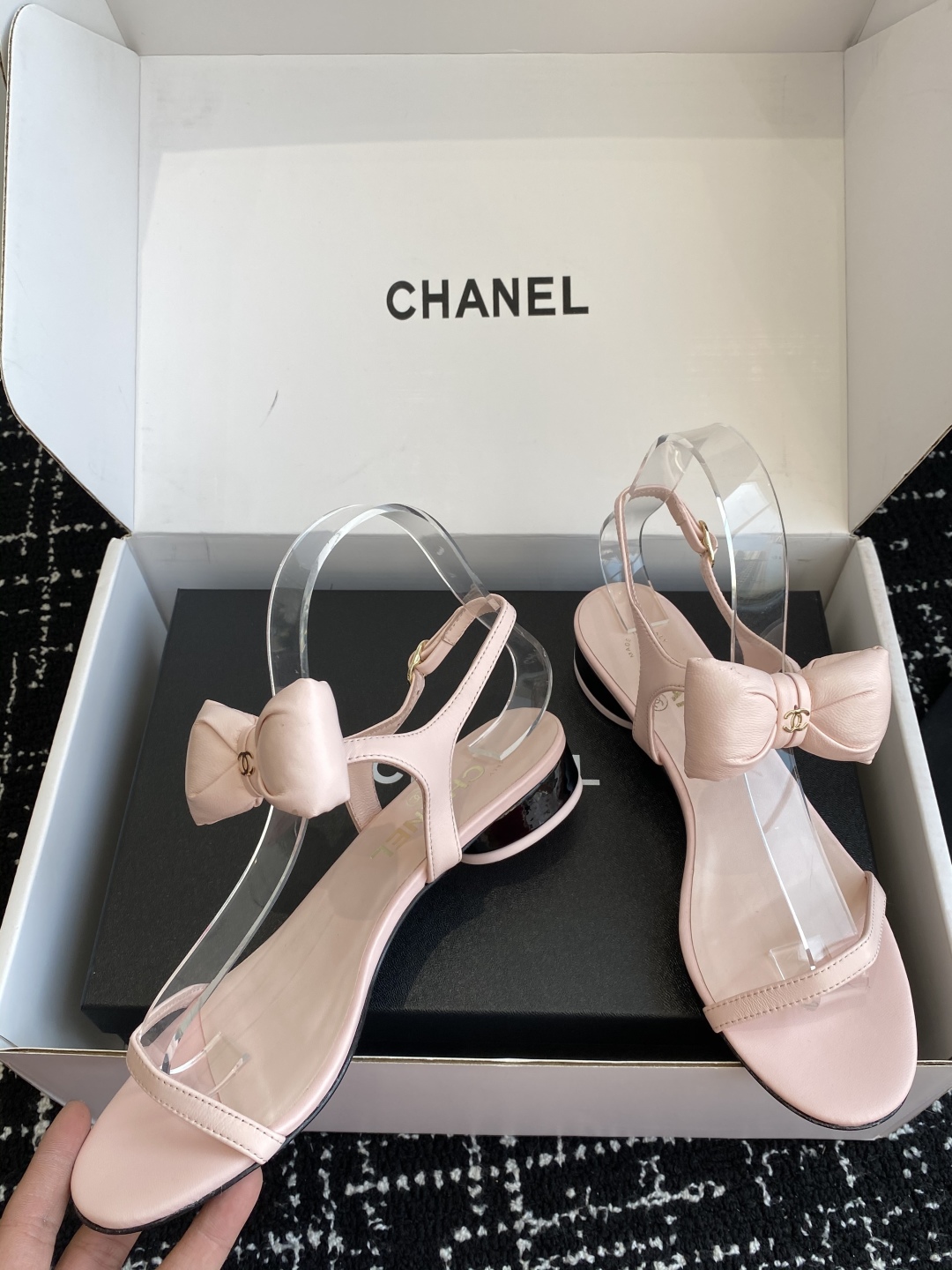 代购级
chanel 小香25ss 春夏 蝴蝶结凉鞋新品，手工包扎的羊皮立体的蝴蝶结，鼓鼓囊囊的，甚是可