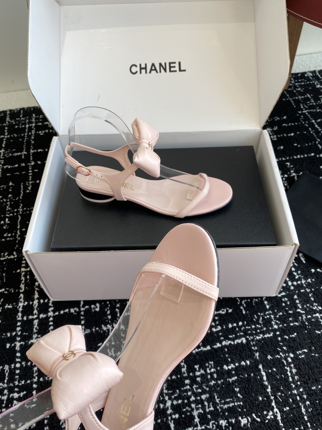 代购级
chanel 小香25ss 春夏 蝴蝶结凉鞋新品，手工包扎的羊皮立体的蝴蝶结，鼓鼓囊囊的，甚是可