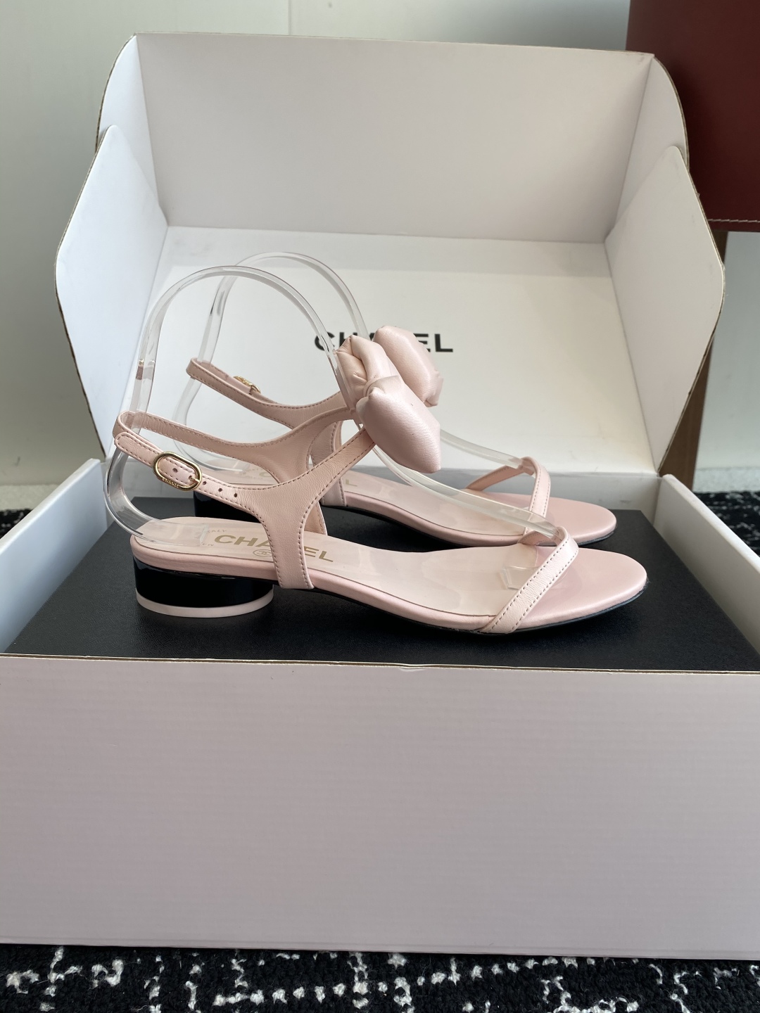 代购级
chanel 小香25ss 春夏 蝴蝶结凉鞋新品，手工包扎的羊皮立体的蝴蝶结，鼓鼓囊囊的，甚是可