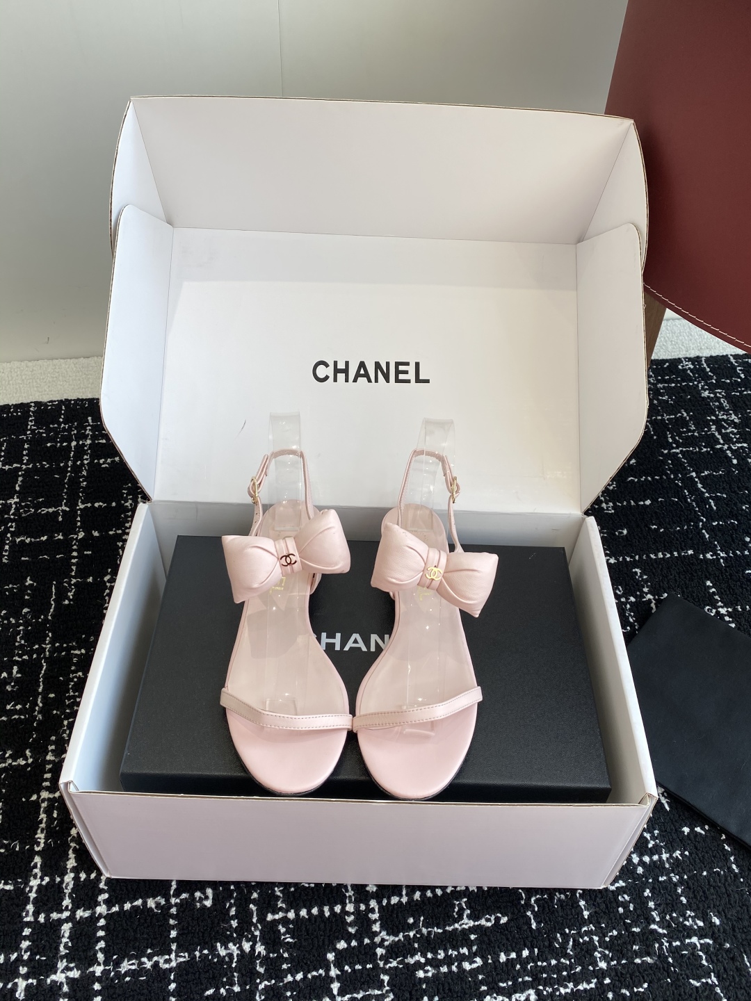 代购级
chanel 小香25ss 春夏 蝴蝶结凉鞋新品，手工包扎的羊皮立体的蝴蝶结，鼓鼓囊囊的，甚是可