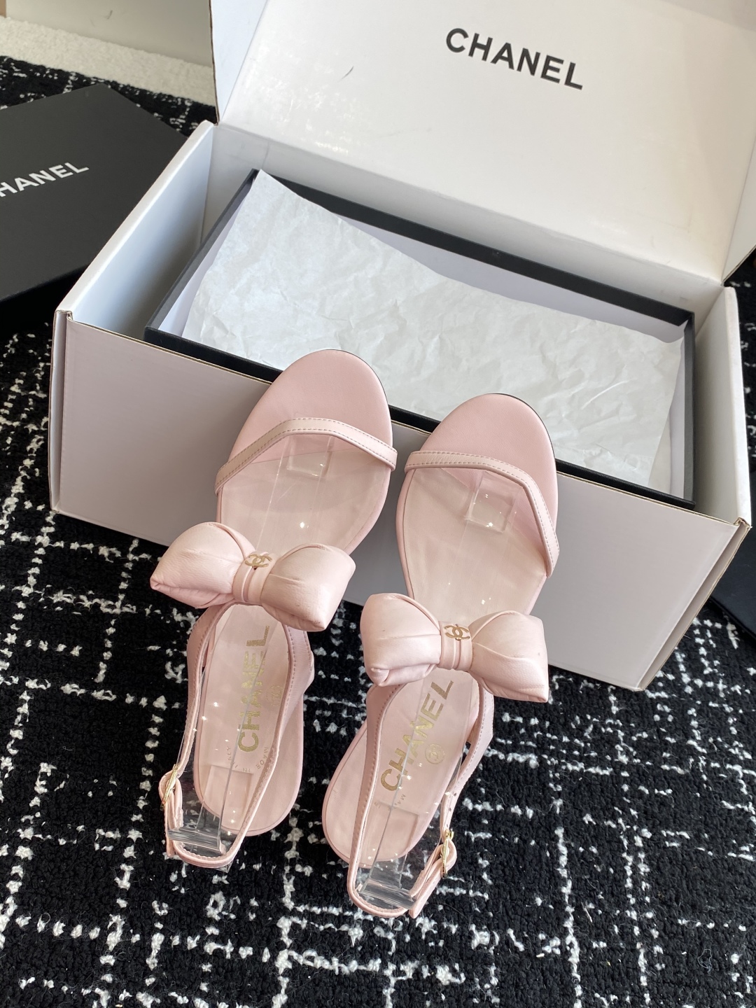 代购级
chanel 小香25ss 春夏 蝴蝶结凉鞋新品，手工包扎的羊皮立体的蝴蝶结，鼓鼓囊囊的，甚是可