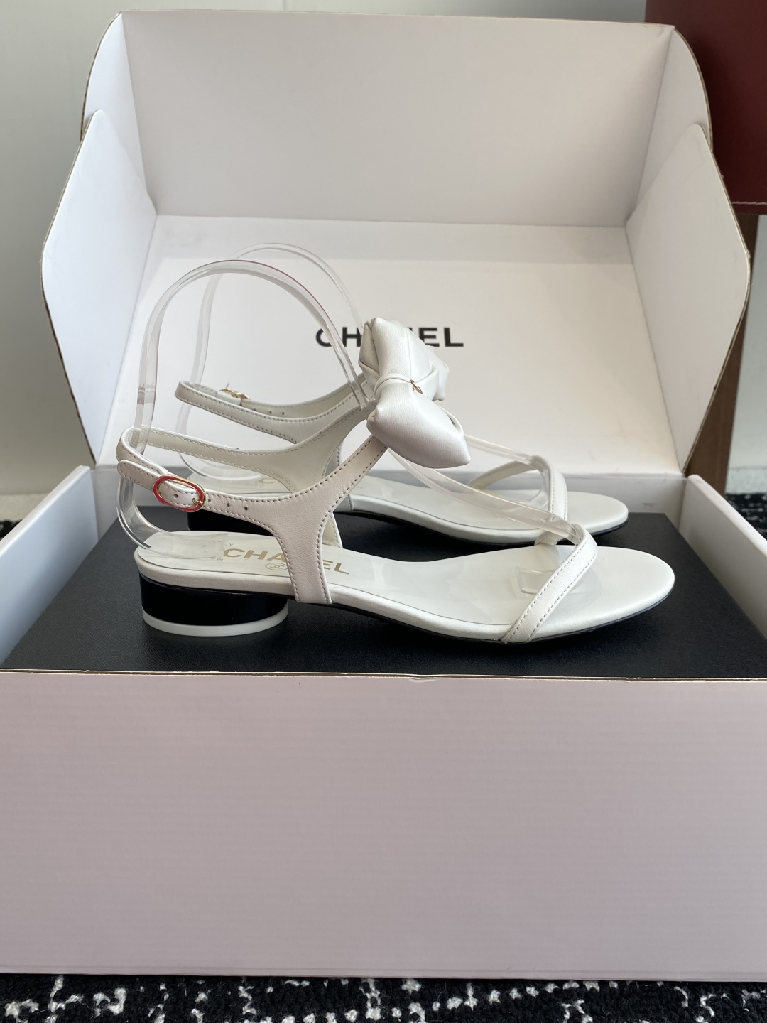 代购级
chanel 小香25ss 春夏 蝴蝶结凉鞋新品，手工包扎的羊皮立体的蝴蝶结，鼓鼓囊囊的，甚是可
