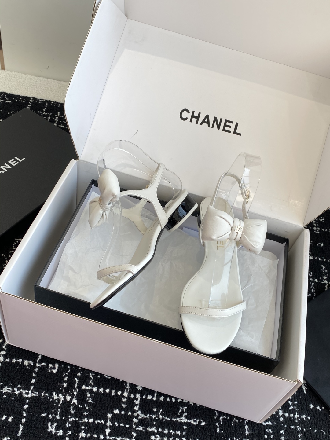 代购级
chanel 小香25ss 春夏 蝴蝶结凉鞋新品，手工包扎的羊皮立体的蝴蝶结，鼓鼓囊囊的，甚是可