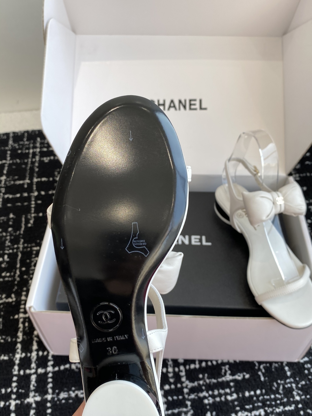 代购级
chanel 小香25ss 春夏 蝴蝶结凉鞋新品，手工包扎的羊皮立体的蝴蝶结，鼓鼓囊囊的，甚是可