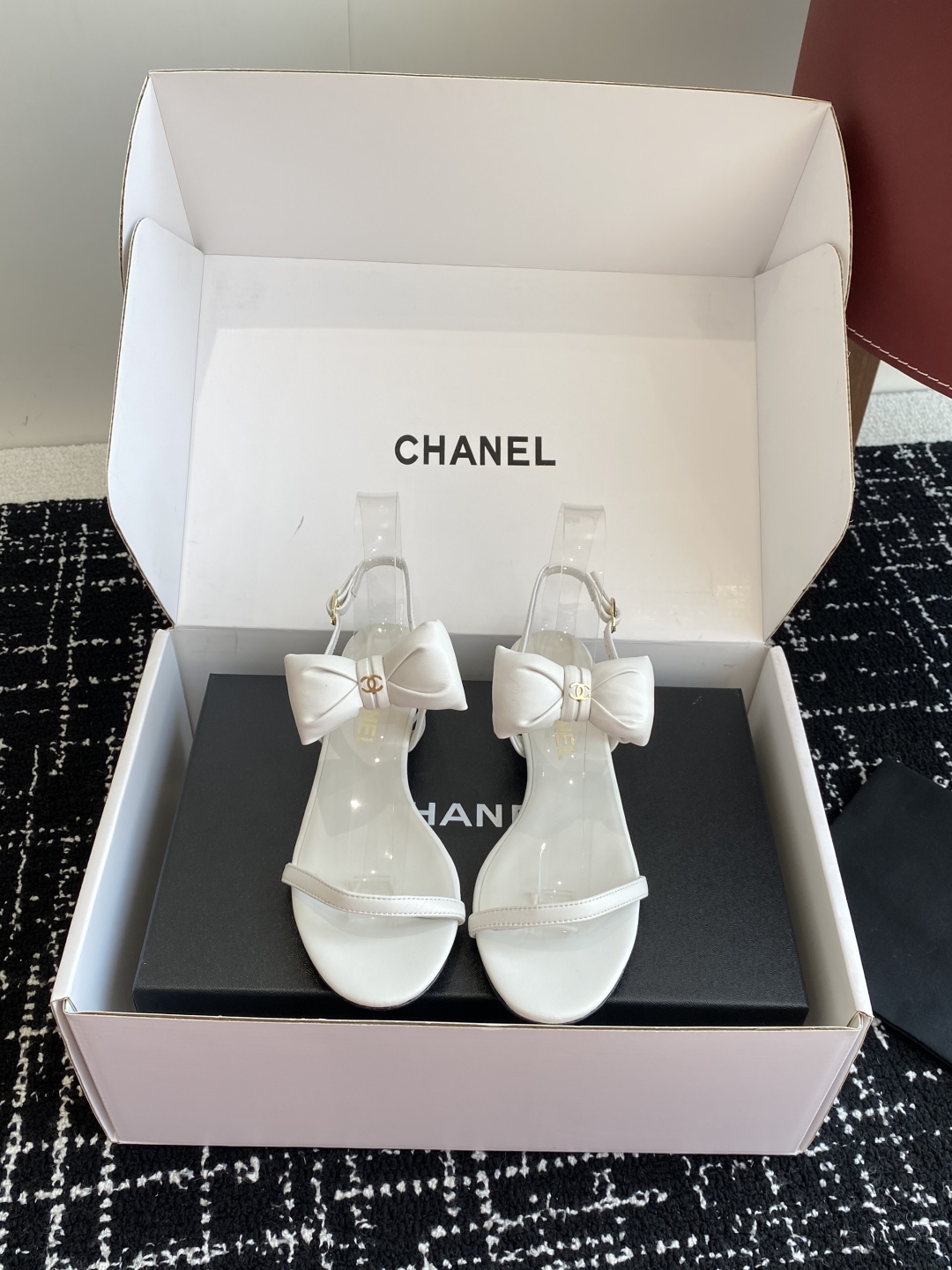 代购级
chanel 小香25ss 春夏 蝴蝶结凉鞋新品，手工包扎的羊皮立体的蝴蝶结，鼓鼓囊囊的，甚是可