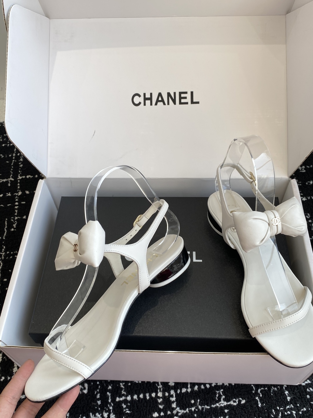 代购级
chanel 小香25ss 春夏 蝴蝶结凉鞋新品，手工包扎的羊皮立体的蝴蝶结，鼓鼓囊囊的，甚是可