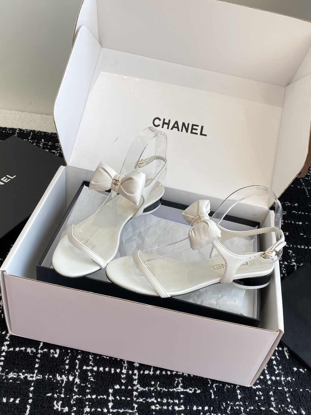 代购级
chanel 小香25ss 春夏 蝴蝶结凉鞋新品，手工包扎的羊皮立体的蝴蝶结，鼓鼓囊囊的，甚是可