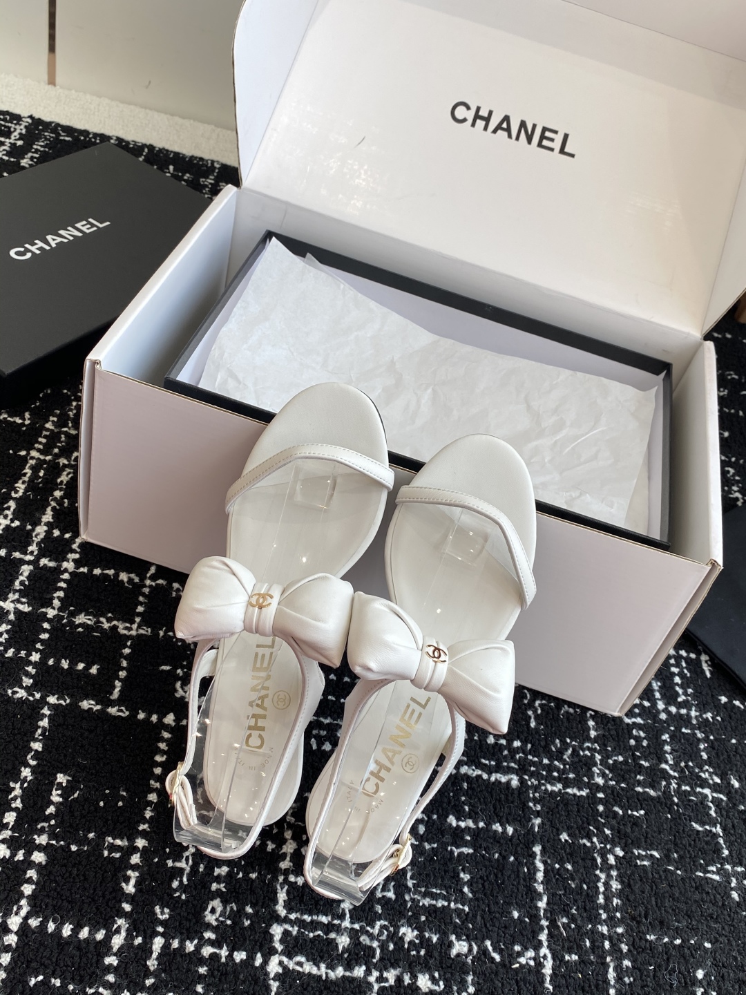 代购级
chanel 小香25ss 春夏 蝴蝶结凉鞋新品，手工包扎的羊皮立体的蝴蝶结，鼓鼓囊囊的，甚是可