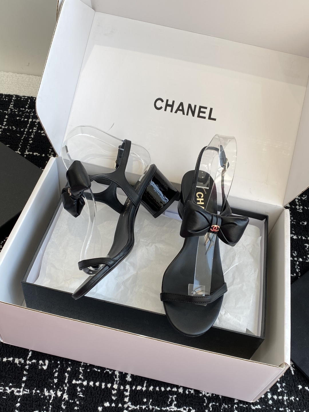 代购级
chanel 小香25ss 春夏 蝴蝶结凉鞋新品，手工包扎的羊皮立体的蝴蝶结，鼓鼓囊囊的，甚是可