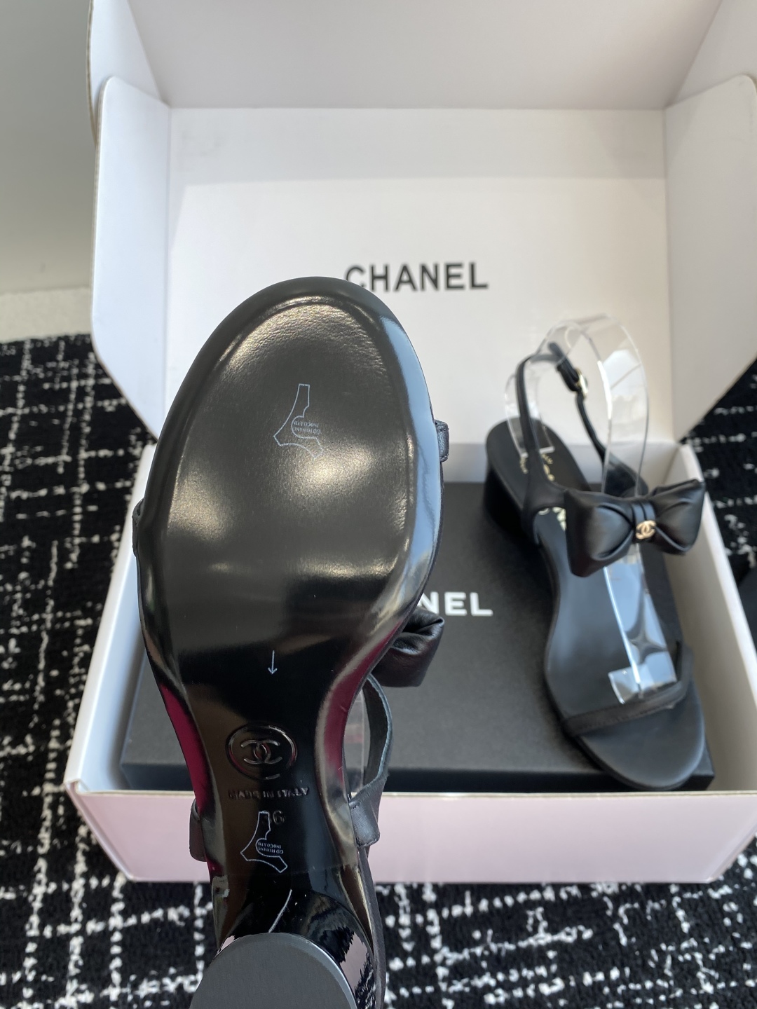 代购级
chanel 小香25ss 春夏 蝴蝶结凉鞋新品，手工包扎的羊皮立体的蝴蝶结，鼓鼓囊囊的，甚是可