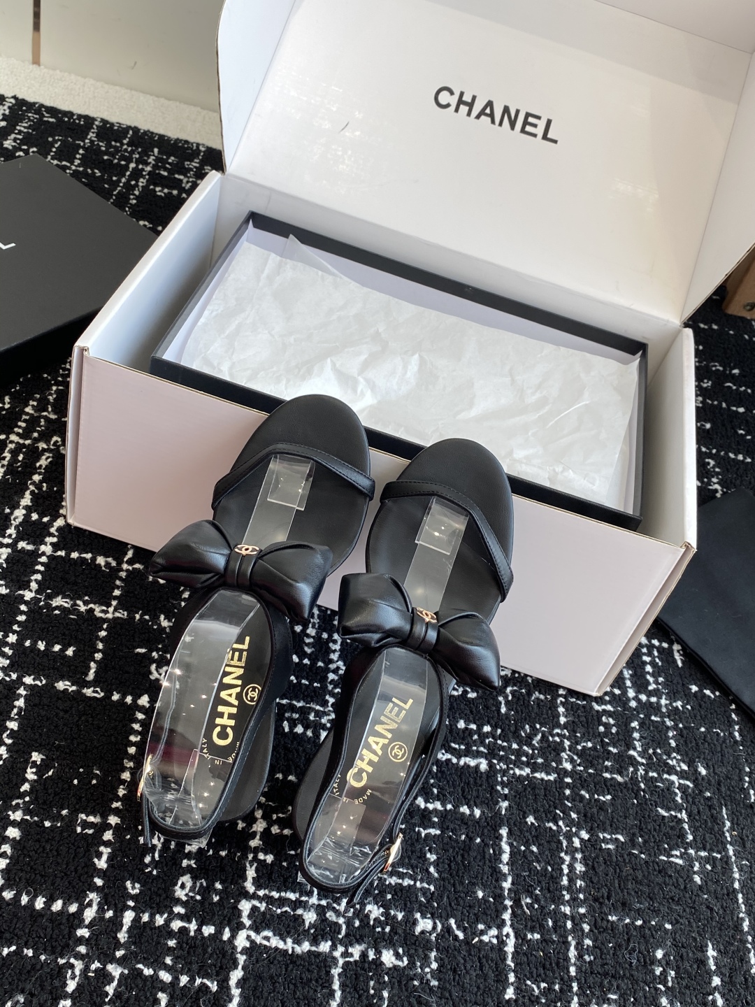代购级
chanel 小香25ss 春夏 蝴蝶结凉鞋新品，手工包扎的羊皮立体的蝴蝶结，鼓鼓囊囊的，甚是可