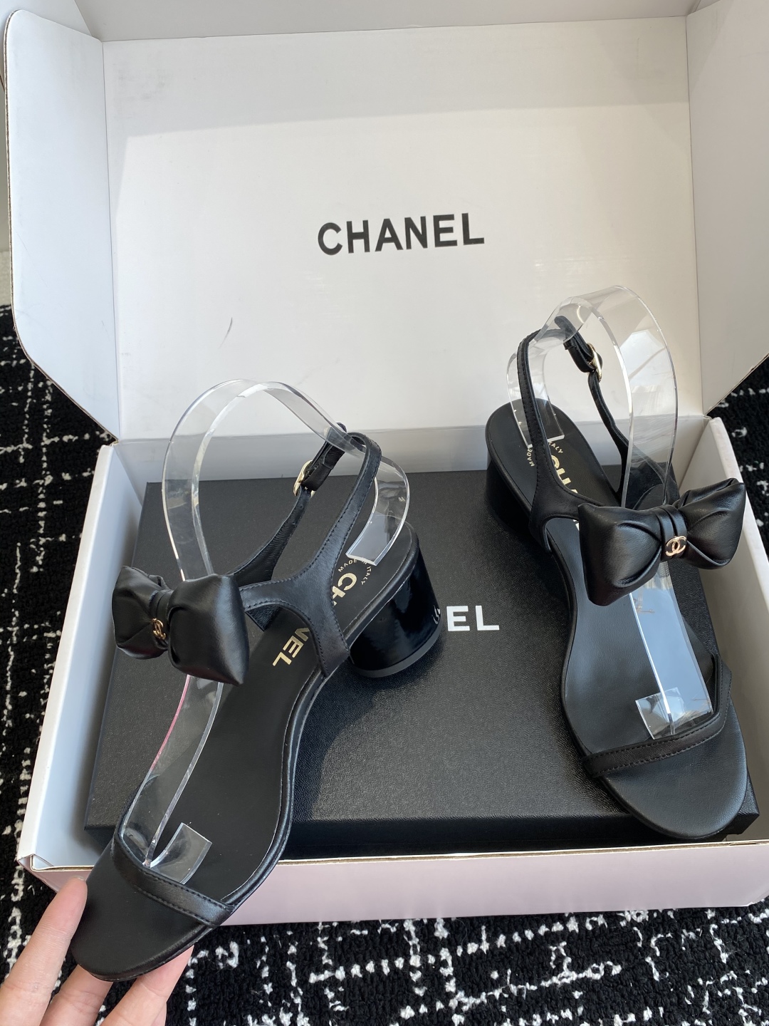 代购级
chanel 小香25ss 春夏 蝴蝶结凉鞋新品，手工包扎的羊皮立体的蝴蝶结，鼓鼓囊囊的，甚是可