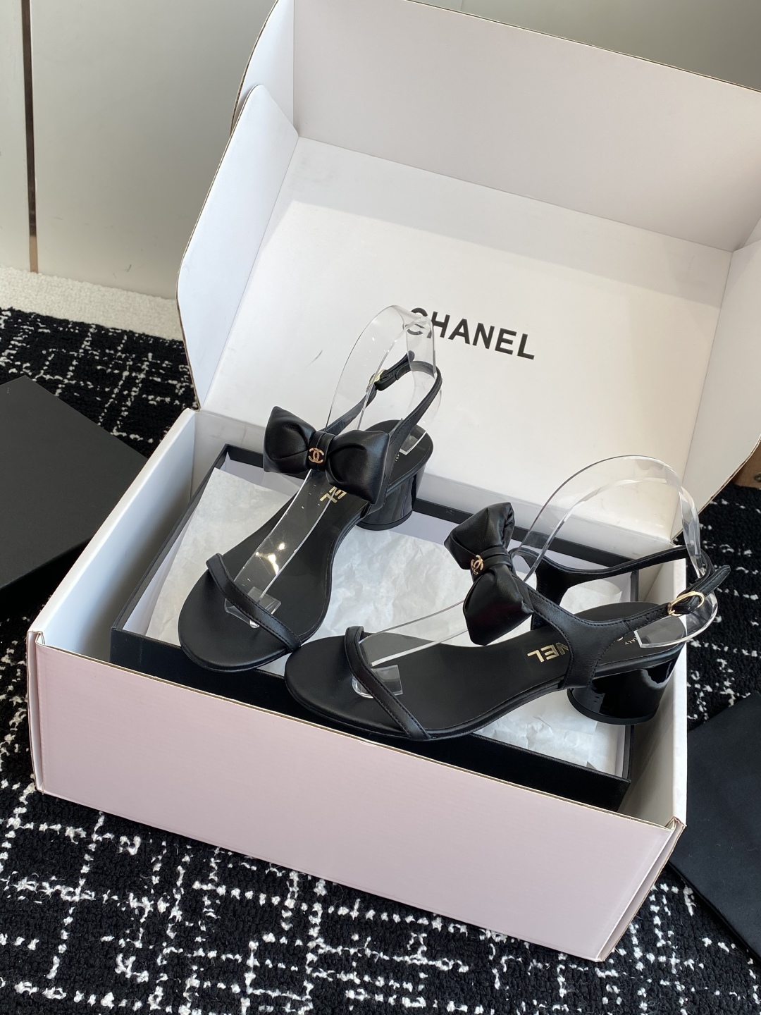 代购级
chanel 小香25ss 春夏 蝴蝶结凉鞋新品，手工包扎的羊皮立体的蝴蝶结，鼓鼓囊囊的，甚是可