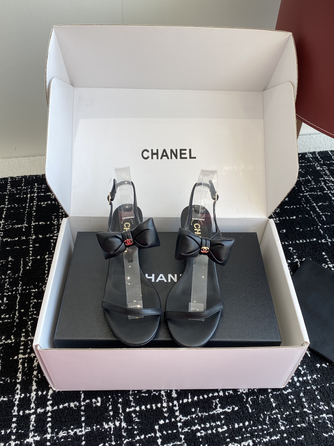 代购级
chanel 小香25ss 春夏 蝴蝶结凉鞋新品，手工包扎的羊皮立体的蝴蝶结，鼓鼓囊囊的，甚是可