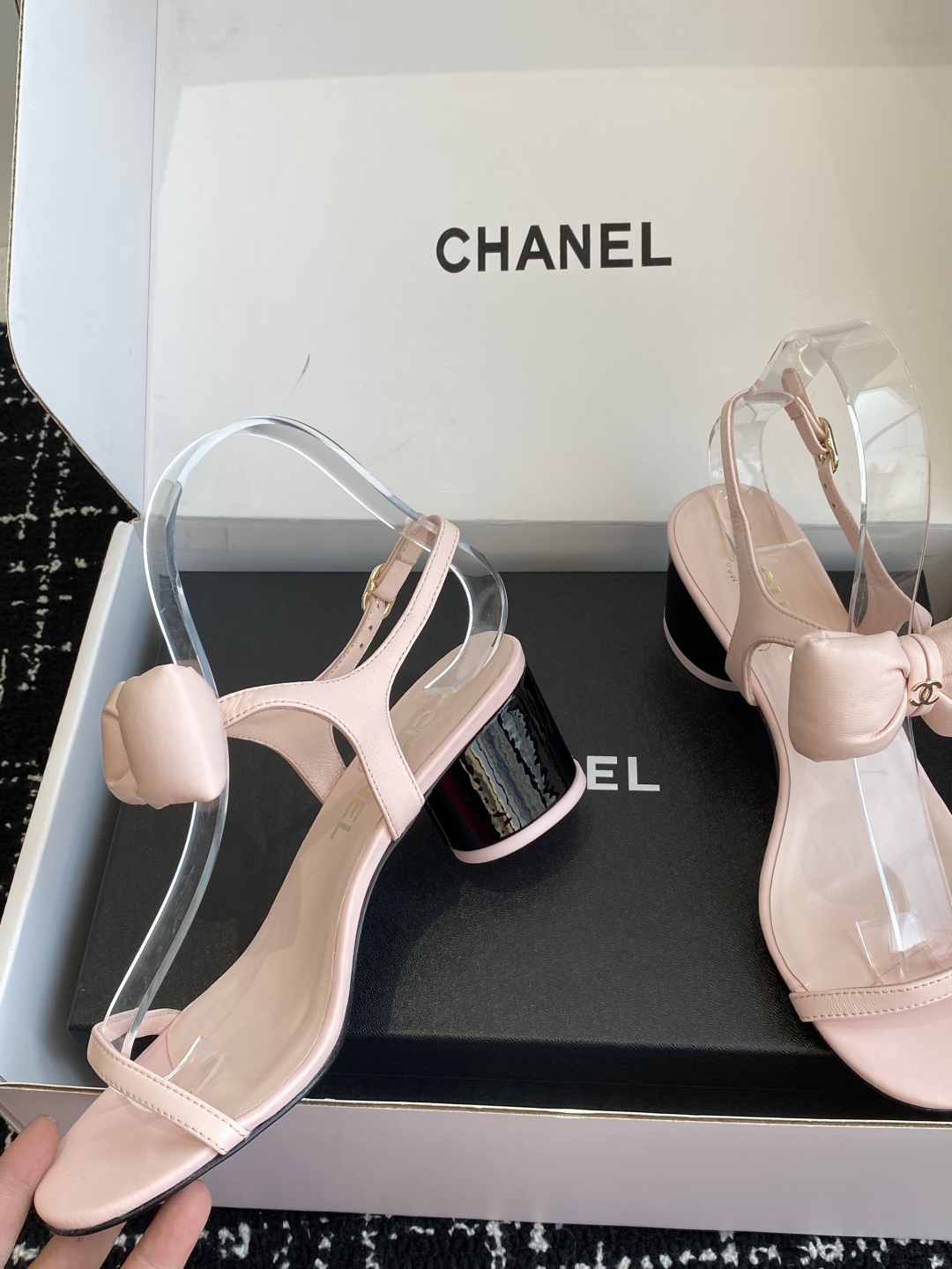 代购级
chanel 小香25ss 春夏 蝴蝶结凉鞋新品，手工包扎的羊皮立体的蝴蝶结，鼓鼓囊囊的，甚是可