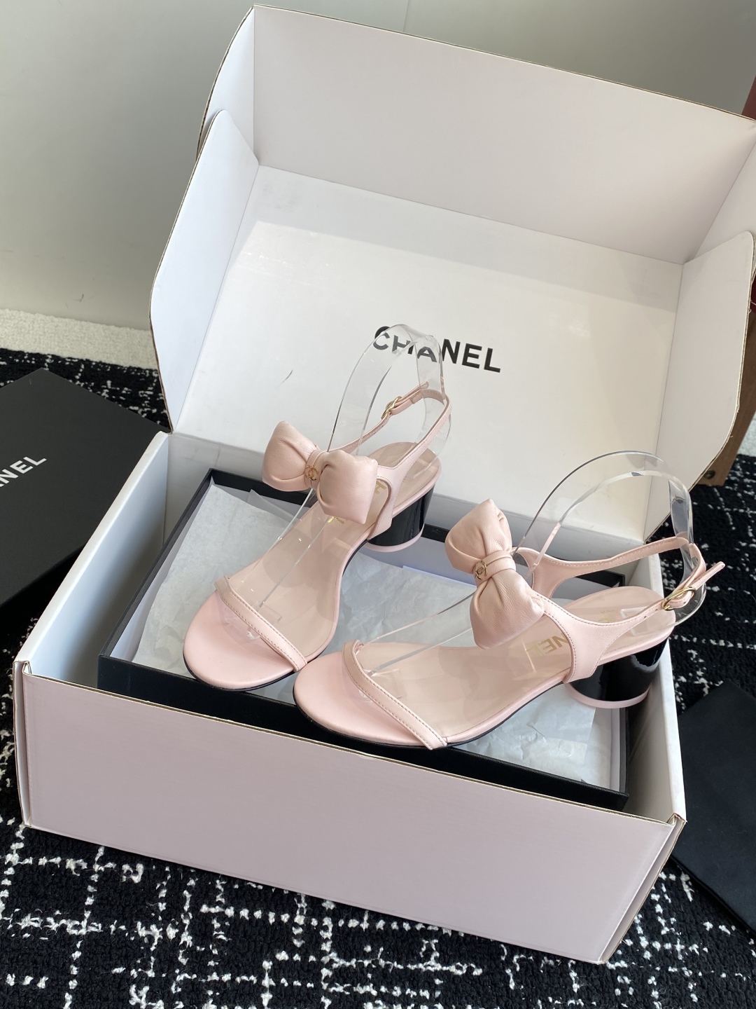 代购级
chanel 小香25ss 春夏 蝴蝶结凉鞋新品，手工包扎的羊皮立体的蝴蝶结，鼓鼓囊囊的，甚是可