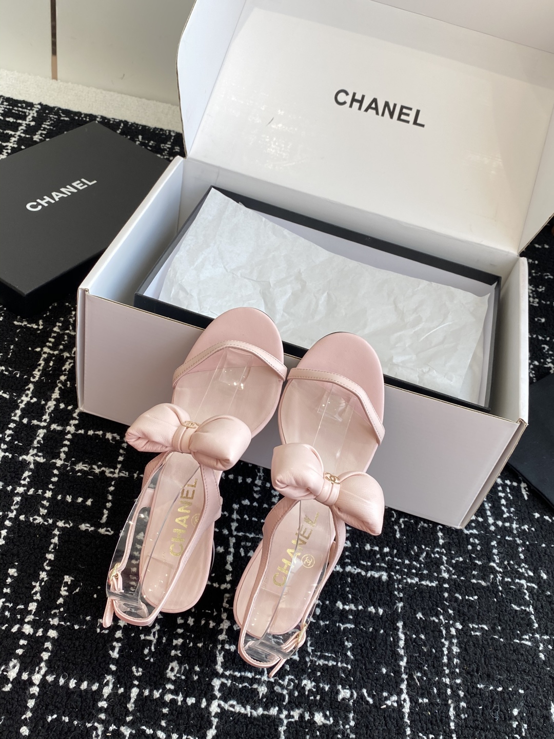 代购级
chanel 小香25ss 春夏 蝴蝶结凉鞋新品，手工包扎的羊皮立体的蝴蝶结，鼓鼓囊囊的，甚是可