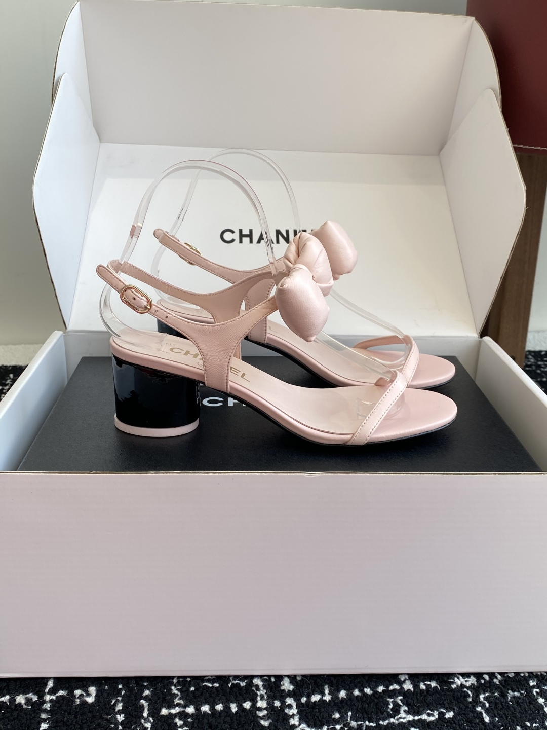 代购级
chanel 小香25ss 春夏 蝴蝶结凉鞋新品，手工包扎的羊皮立体的蝴蝶结，鼓鼓囊囊的，甚是可