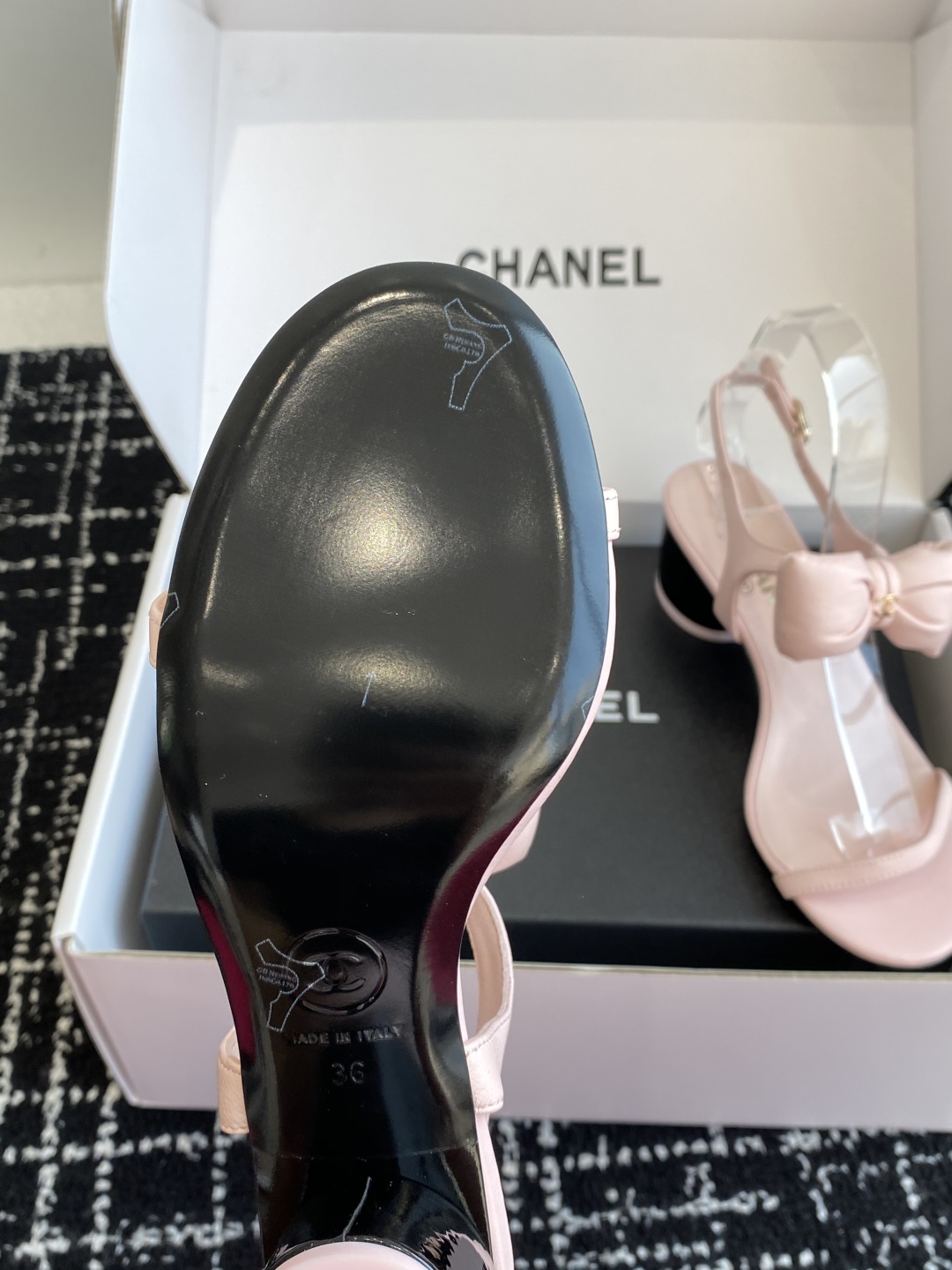 代购级
chanel 小香25ss 春夏 蝴蝶结凉鞋新品，手工包扎的羊皮立体的蝴蝶结，鼓鼓囊囊的，甚是可
