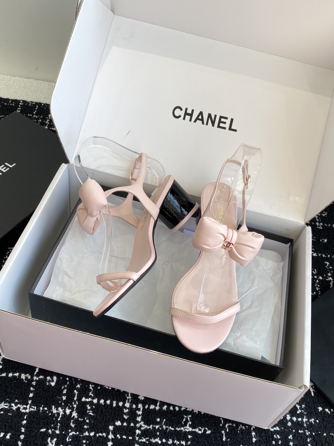 代购级
chanel 小香25ss 春夏 蝴蝶结凉鞋新品，手工包扎的羊皮立体的蝴蝶结，鼓鼓囊囊的，甚是可