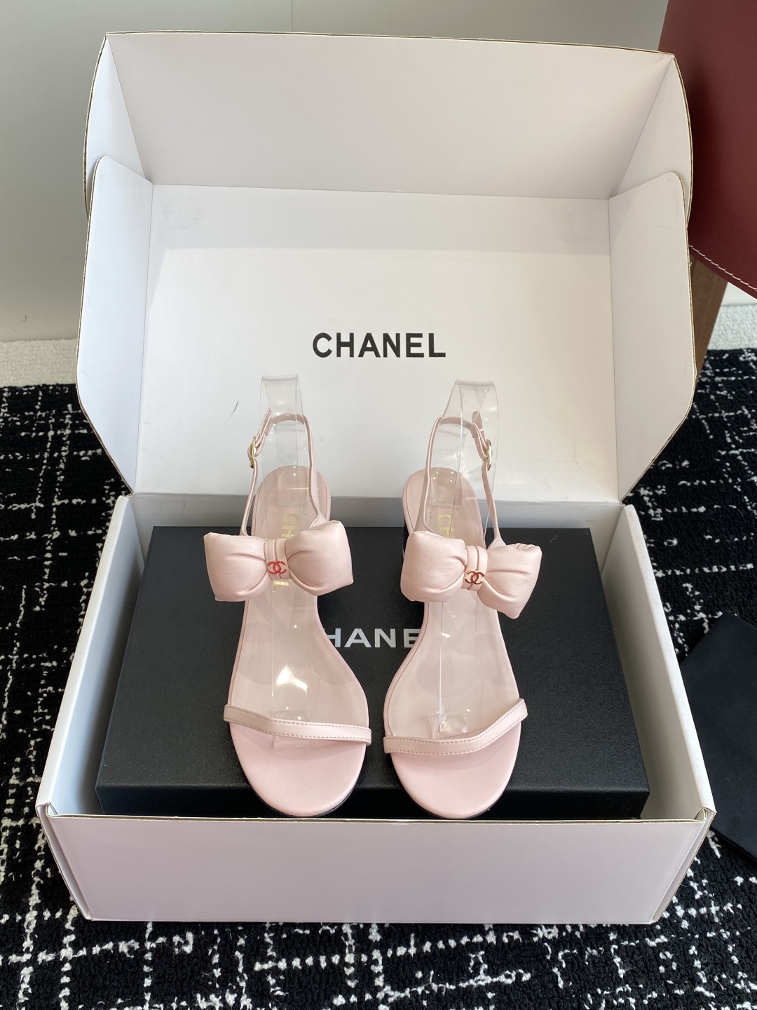 代购级
chanel 小香25ss 春夏 蝴蝶结凉鞋新品，手工包扎的羊皮立体的蝴蝶结，鼓鼓囊囊的，甚是可
