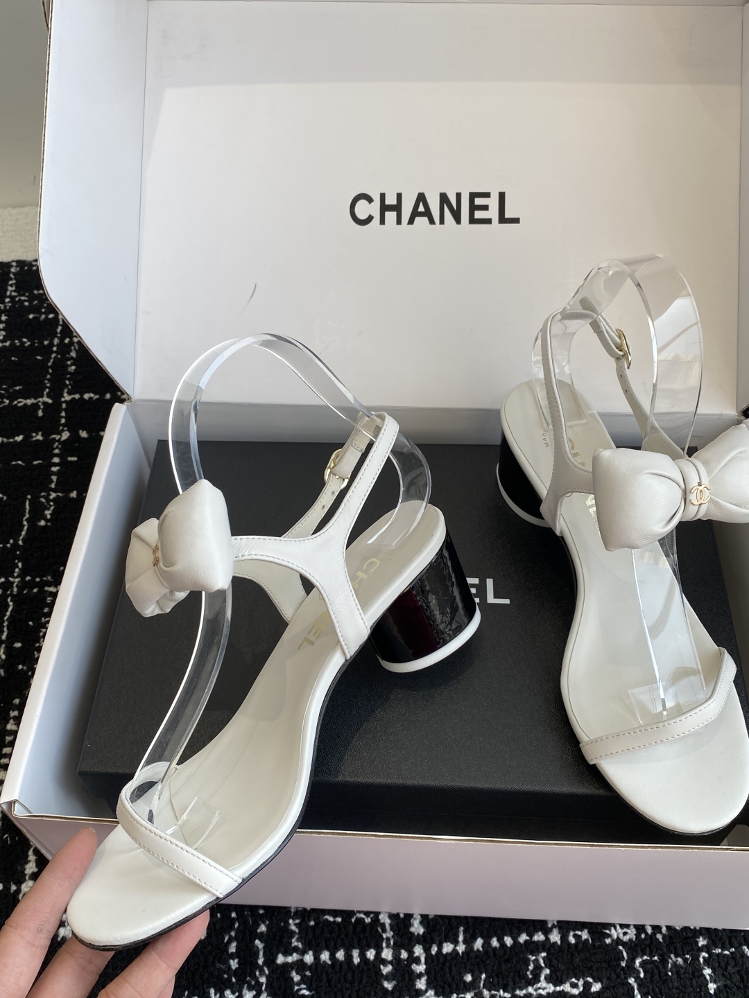 代购级
chanel 小香25ss 春夏 蝴蝶结凉鞋新品，手工包扎的羊皮立体的蝴蝶结，鼓鼓囊囊的，甚是可