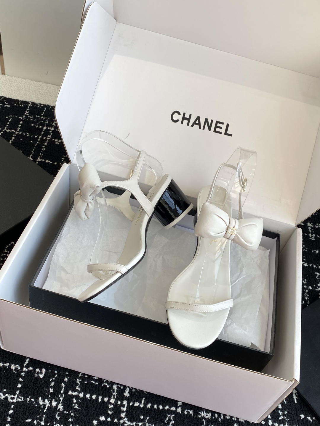 代购级
chanel 小香25ss 春夏 蝴蝶结凉鞋新品，手工包扎的羊皮立体的蝴蝶结，鼓鼓囊囊的，甚是可
