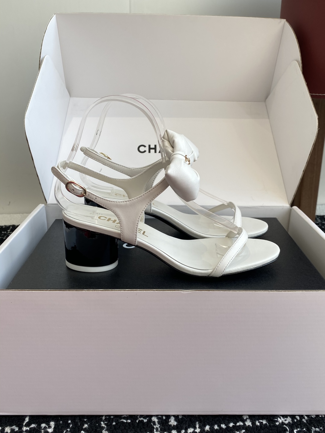 代购级
chanel 小香25ss 春夏 蝴蝶结凉鞋新品，手工包扎的羊皮立体的蝴蝶结，鼓鼓囊囊的，甚是可